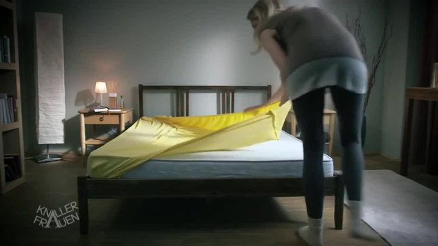 Момиче си оправя леглото - смях