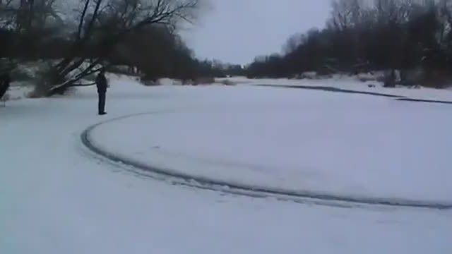 Рядко природно явление - Въртящ се леден диск в река Медведица