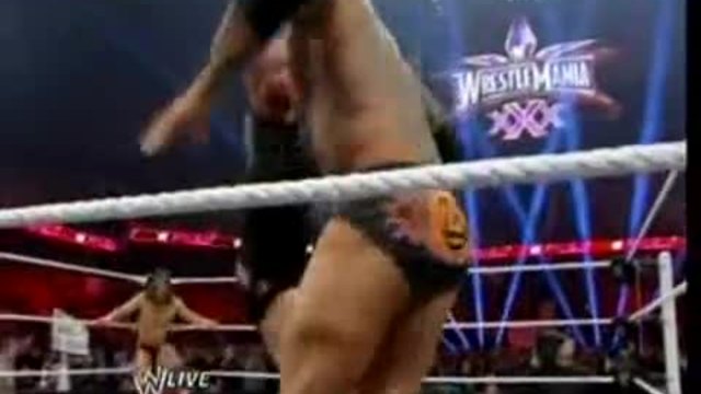 Batista , Kane и Triple H пребиват Daniel Bryan - Wwe Raw 3314 vs