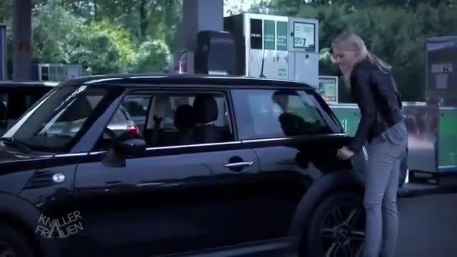Смях ... Жена зарежда на бензиностанция !!!
