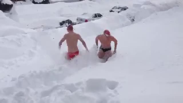 Луди американци показват как се „плува“ в снега… гледайте какво става!