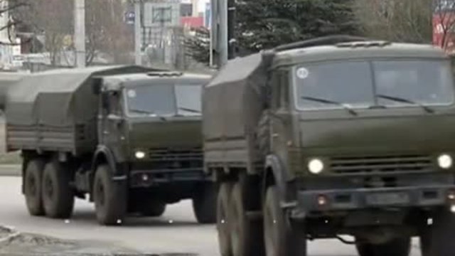 Колона от над 70 военни камиона навлезе в столицата на Крим Симферопол