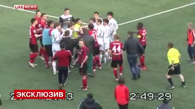 Вижте какво се случва в Русия, когато футболист ядоса страничния съдия! Дали не са сериозни там а