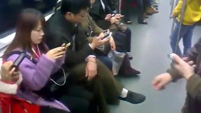 Ето какво правят пътниците в метрото в Китай