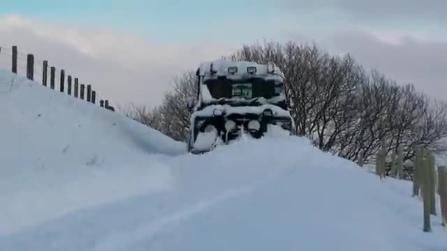 Ето какво може един Land Rover в тежките зимни условия! Тая машина няма да затъне никога!