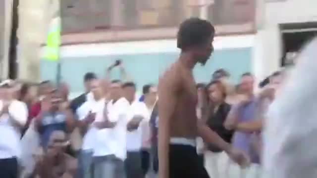 Откачен уличен танцьор се бъзика с мацка