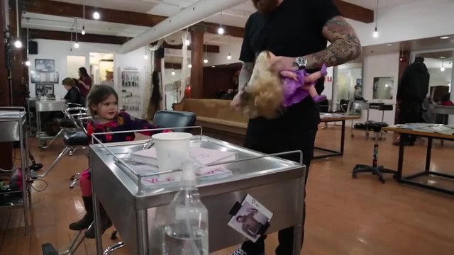 Детето, което подстрига косата си и я дари на децата болни от рак!