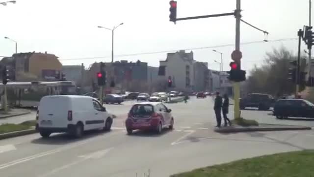 Най-лудия светофар в България!Само 3 секунди зелено-пресичай ако можеш?