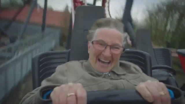 Баба на 70 години се вози на влакче в увеселителен парк за първи път