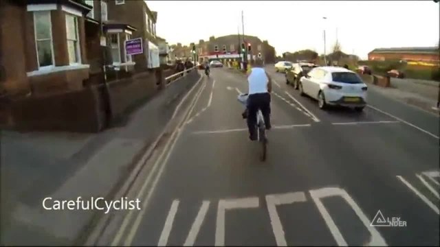 Не правете така , когато карате колело !