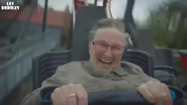 Жена на 70 годишна възраст, се качва за първи път на влакче!