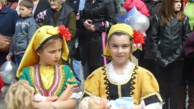 Дилянка - Фолклорен Танцов Ансамбъл в Пловдив! 2014 Цветница
