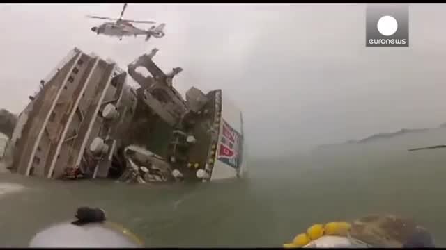 Кадри от спасителната акция на ферибота край Южна Корея