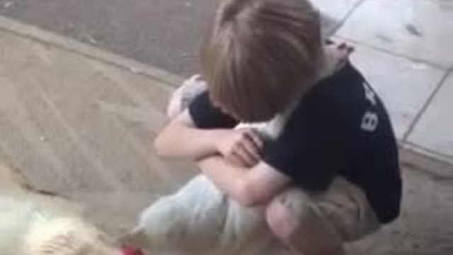 Трогателно - Хлапе прегръща Кокошка