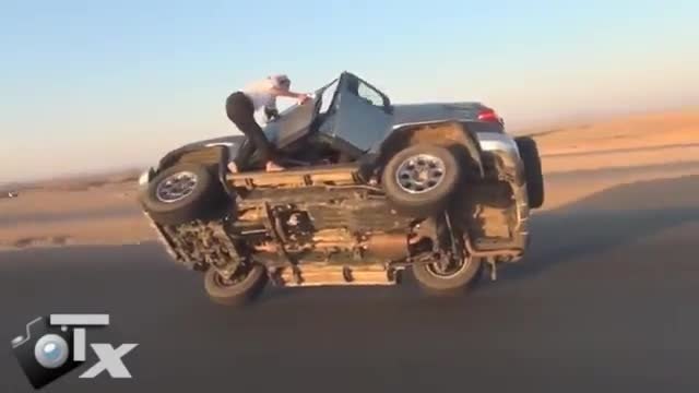 Саудитци сменят две гуми по време на движение!