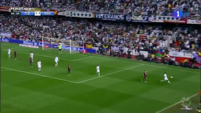 Страхотен гол на Гарет Бейл срещу Барселона за купата на краля 2014 .