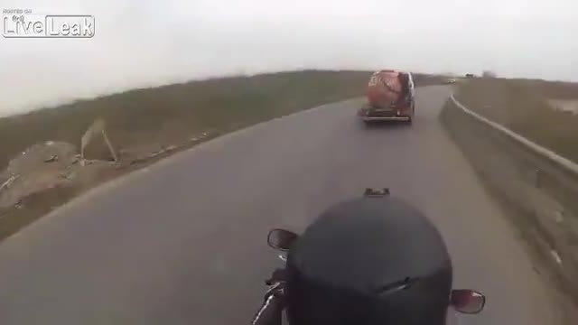 Шофьор наказва моторист