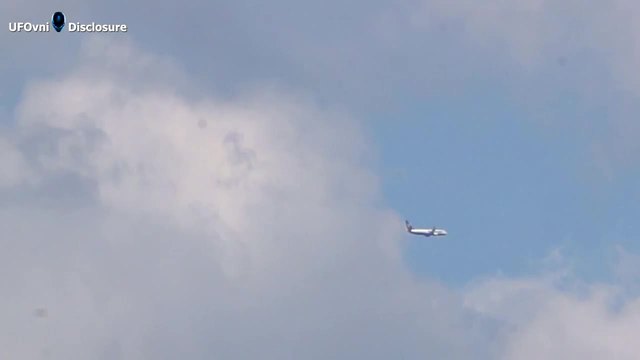 Нло скрито в Облак Близо до Самолет, 25 април 2014 г.