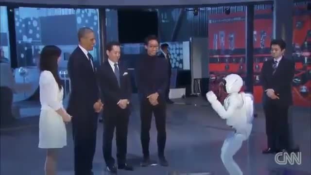 Японският Робот Asimo приветства Президента Барак Обама и играе футбол с него ( Токио ; 2014 )