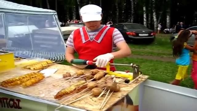 Как се правят картофи на шиш и чипс спирала в Русия - Торнадо!