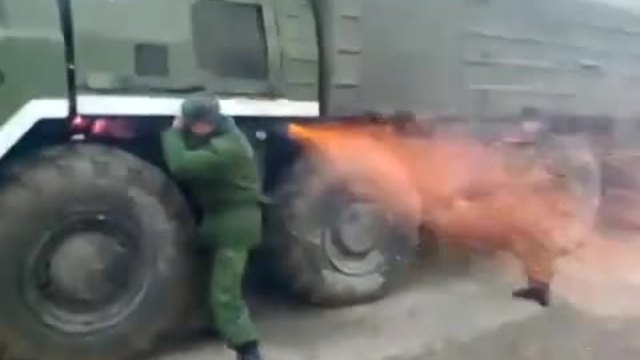 Руски войници спасяват Маз 543
