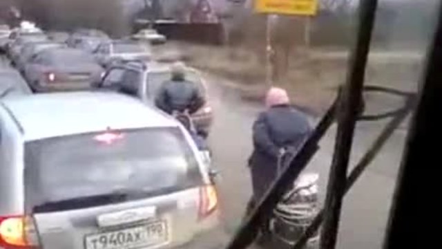 Това може да видим само в Русия - Баби като автомобили на пътя