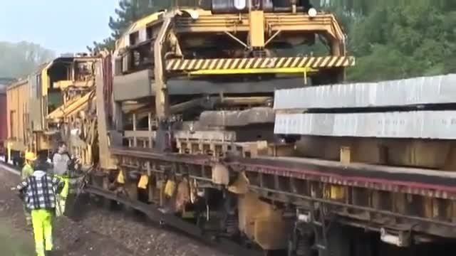 Ето как се строят релсите на влака.