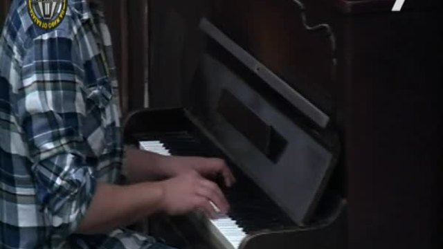Костя свири на Пиано