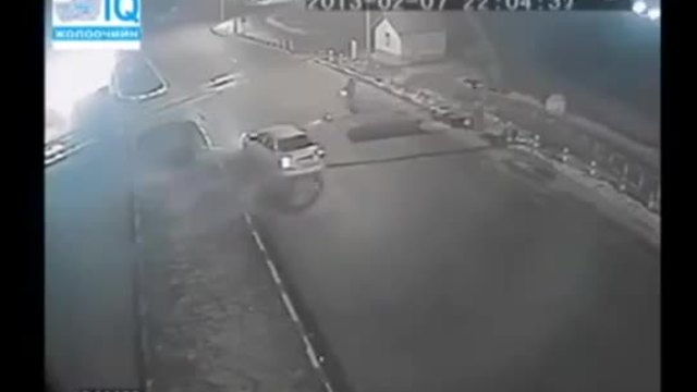 Яростни шофьори абсурдно преминават през охраняем Ж П прелез в Русия!
