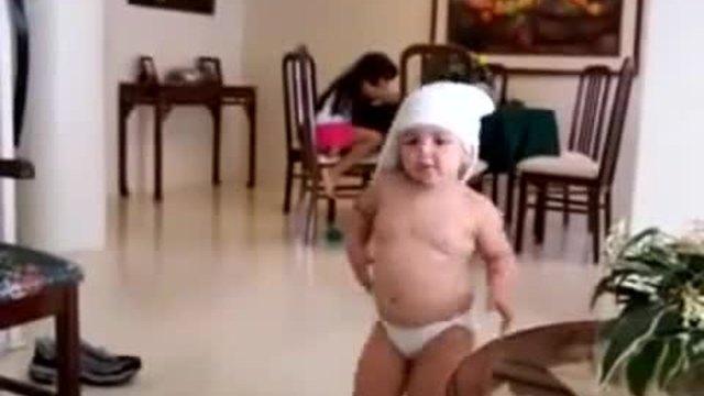 Дебело бебе танцува на -шакира-