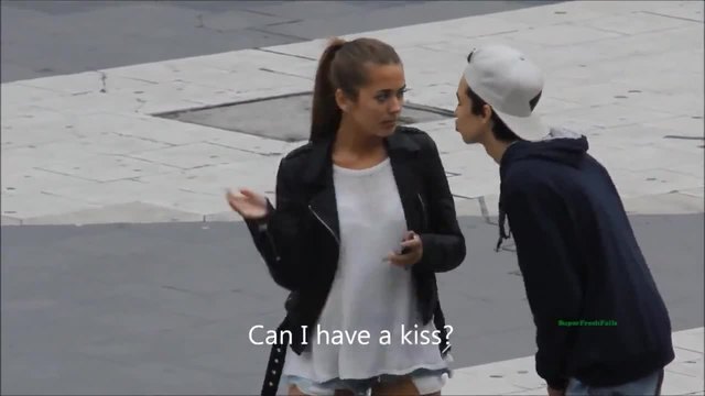 Момиче изпраска здрава плесница на момче, което се опитва да я целуни !