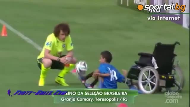 Аплодирайте! Малчуган с инвалидна количка жонглира на тренировка на Селесао