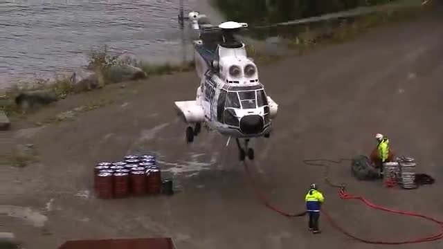 Хеликоптер разбива със специална тежест опасно надвиснала скала над шосе !