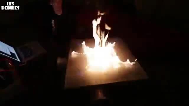Огнена маса която се контролира от бийта на музиката ..