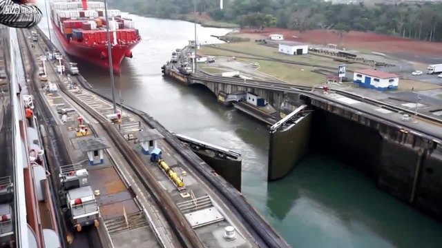 Инцидент в Панамския канал-контейнеровоз удря ''водача''