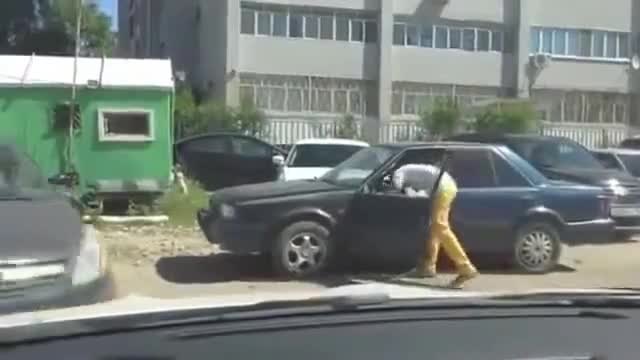 Руснак залива кола с бетон защото му е запушила неговата кола на паркинг