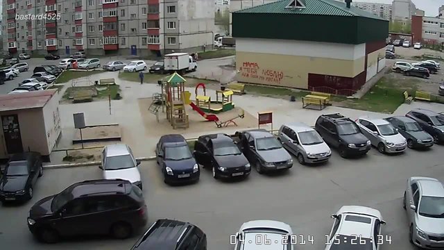 Този го направиха на невеляшка - хората са жестоки! Бой на паркинг в Русия