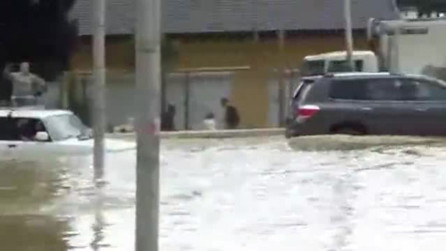 Кола-подводница по време на наводнение