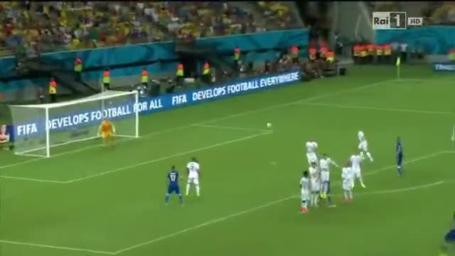 Ето как английският вратар Джо Харт иска топката от публиката в мача срещу Италия!
