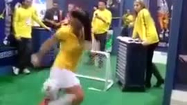 Готина фенка на Бразилия показва завидни умения с топка