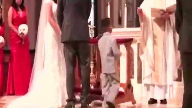 Смях ... Хлапе разбива всички по време на църковно сватбено тържество .