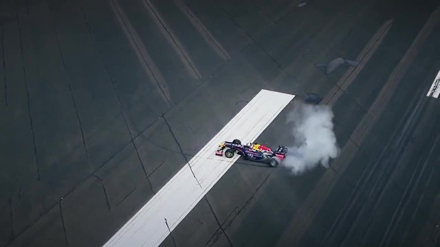 Болидът от Formula 1 на Даниел Рикиардо срещу F  A - 18 Hornet