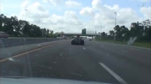 Безразсъден шофьор на спортно Audi R8 Spyder причинява голяма катастрофа на магистрала!