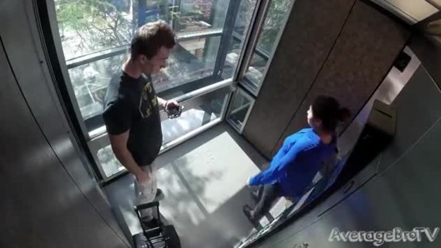 Момче и момиче се целуват в асансьор, за да изкарат ума на хората! :