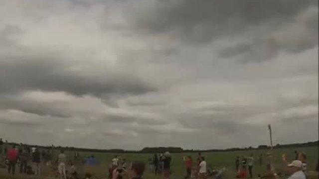 Реактивен самолет F16 прелита на сантиметри над зрителите по време на шоу