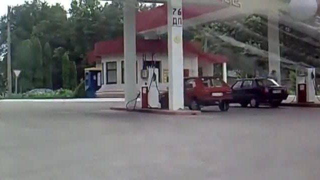 Жена с голфче неможе да си зареди гориво на бензиностанция и защо ли?