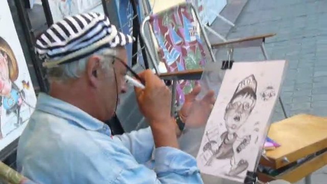 Художник прави Карикатури на алеята до Кубан