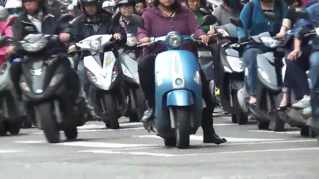 Пиков час на мотористи в Тайпе Тайван