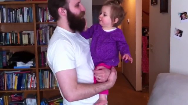 Момиченце плаче за брадата на татко си
