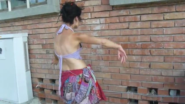 Танцуващото момиче в Старият Несебър